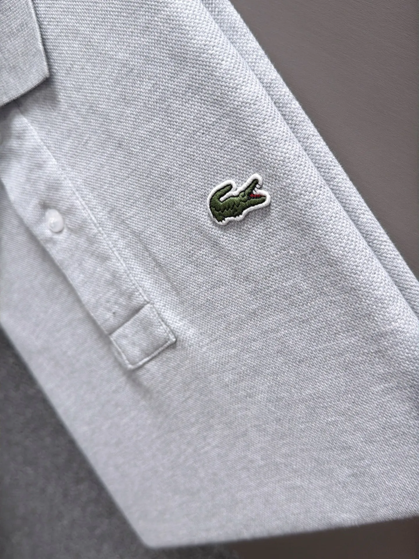 French Crocodile 2026 Spring and Summer Official Website Synchronization The Newest Arrival Style Classic Versatile Business Casual Polo Neck T-shirt Made of imported beaded cotton fabric, comfortable and breathable, with delicate texture and super soft skin-friendly touch! Lapel design, absolutely crisp and handsome fit! The sewing process with this density is absolutely meticulous in handling details! Skin-friendly and smooth to the touch, it is a perfect combination of comfort and breathability! The fabric properties are all excellent! Full of high-end feel! Simple and elegant design, Versatile is extremely wearable! All three standards! It is highly recommended to buy it, and you will never see a style like this outside! On sale on the official website! Size:M-2XL​